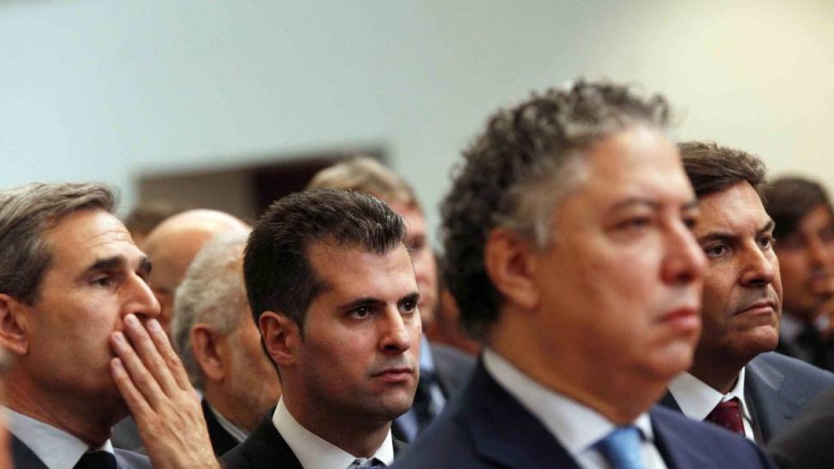 El portavoz socialista, Luis Tudanca, junto al portavoz popular, Carlos Fernández Carriedo, en la toma de posesión del presidente de la Junta de Castilla y León-Ical