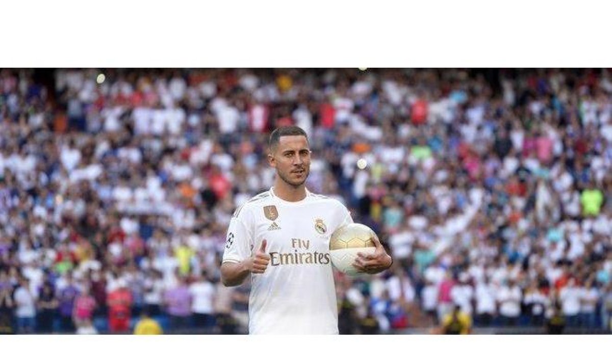 Eden Hazard durante su presentación como jugador del Madrid.-JOSÉ LUIS ROCA (EL PERIÓDICO)