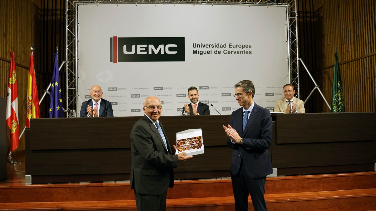 Manuel Fariña recibe el premio de manos de Jesús Zarzuela Mateos, en representación del patronato de la Fundación Universidad Europea Miguel de Cervantes. Sentados, Jesús Julio Carnero, alcalde de Valladolid, David García López, rector de la UEMC, y Víctor Alonso Monge, vicepresidente de la Diputación Provincial de Valladolid. .-UEMC
