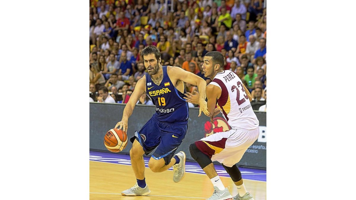 San Emeterio ayer ante Anthony Pérez.-MIGUEL ÁNGEL SANTOS