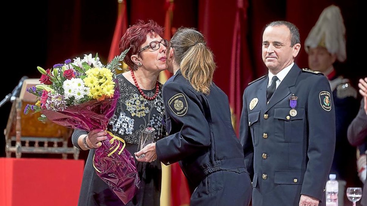 HOMENAJE A LA VIUDA. La promoción ‘Gregorio Fernández’ regaló un ramo de flores a Ana María Martínez, viuda de Nacho Martín fallecido en accidente. En la foto recoge el regalo, ante el subinspector Iñaki Ayuso.-PABLO REQUEJO