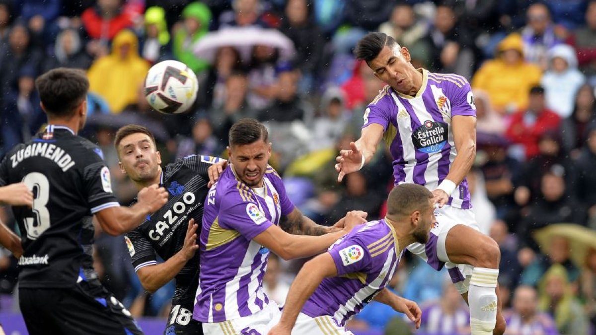 El Yamiq, despeja con contundencia un balón al área botado por la Real Sociedad. / LALIGA