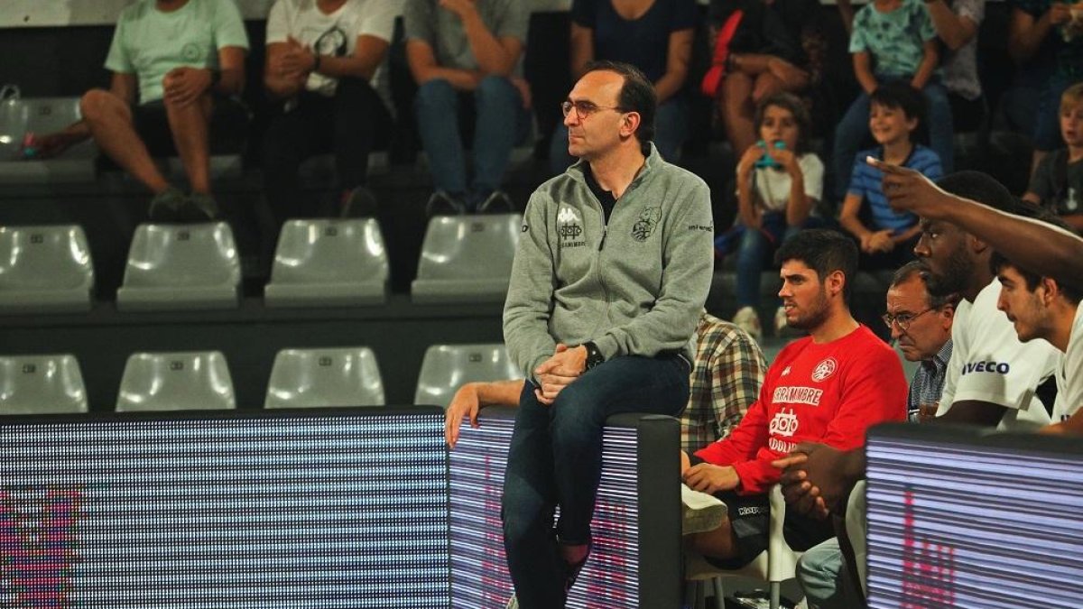 Hugo López, pensativo, durante la semifinal de Copa disputada el pasado sábado en Palencia ante el Chocolates Trapa.-LOF