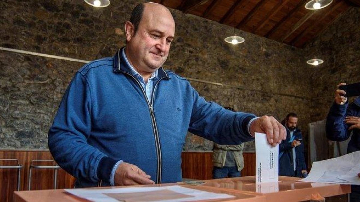 El presidente de la ejecutiva del PNV, Andoni Ortuzar, vota este domingo para las elecciones generales.-EFE / JAVIER ZORRILLA