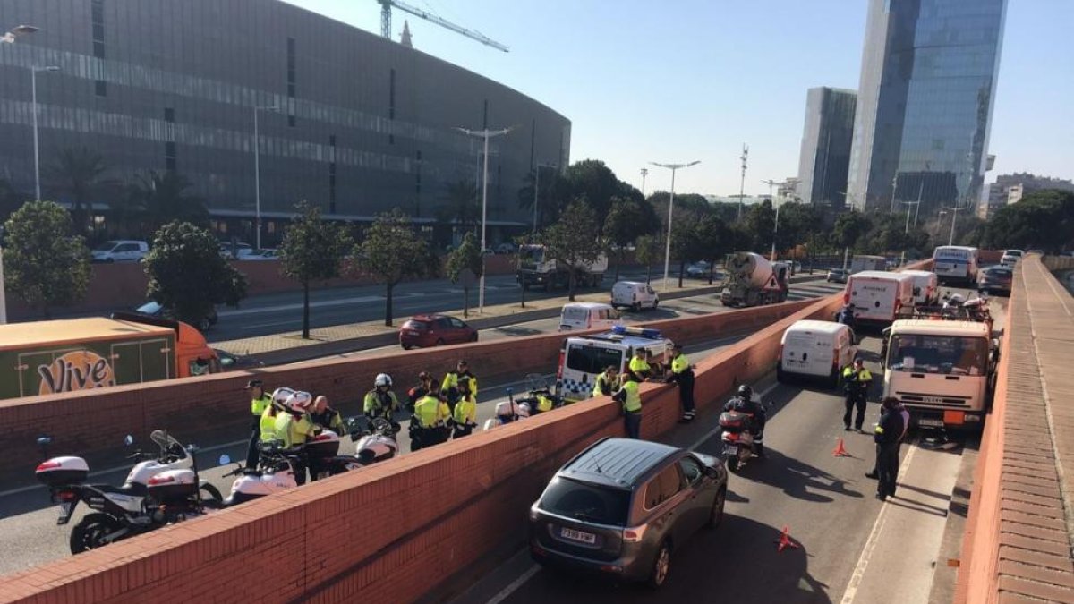 El camión, en sentido contrario, tras ser interceptado por la Guardia Urbana.-GUILLEM SÁNCHEZ