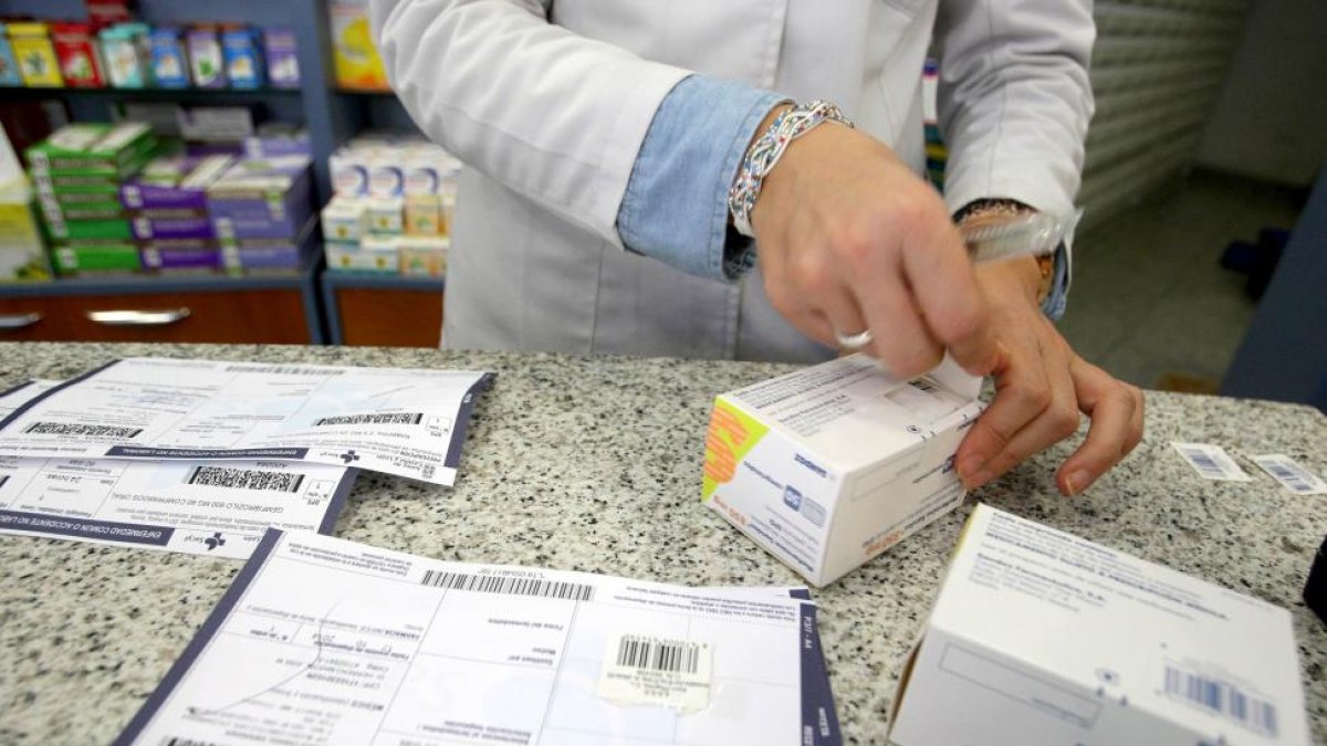 Expedición de medicamentos con receta en una farmacia.-ICAL