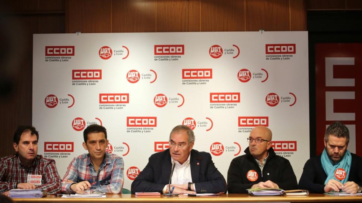 Representantes de CCOO y UGT ofrecen una rueda de prensa para analizar la actual situación de la planta de Lauki en Valladolid y dar a conocer sus propuestas-ICAL
