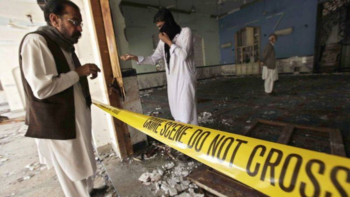 Policías paquistanís inspeccionan el lugar donde se produjo un ataque terrorista de los talibanes.-Foto: EFE / BILAWAL ARBAB