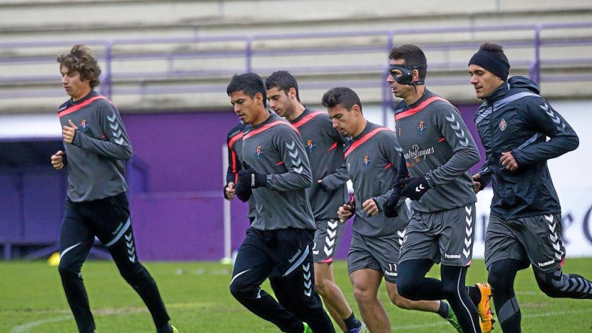 La gran cantidad de bajas y la brevedad de entrenamiento de los titulares provocó la inclusión en el mismo de un puñado de jugadores del filial. En la imagen, Mario, Zambrano, Adrián y Mayoral anteceden a Del Moral, aún con máscara, y Silva. Rubio, Alfaro-P. REQUEJO