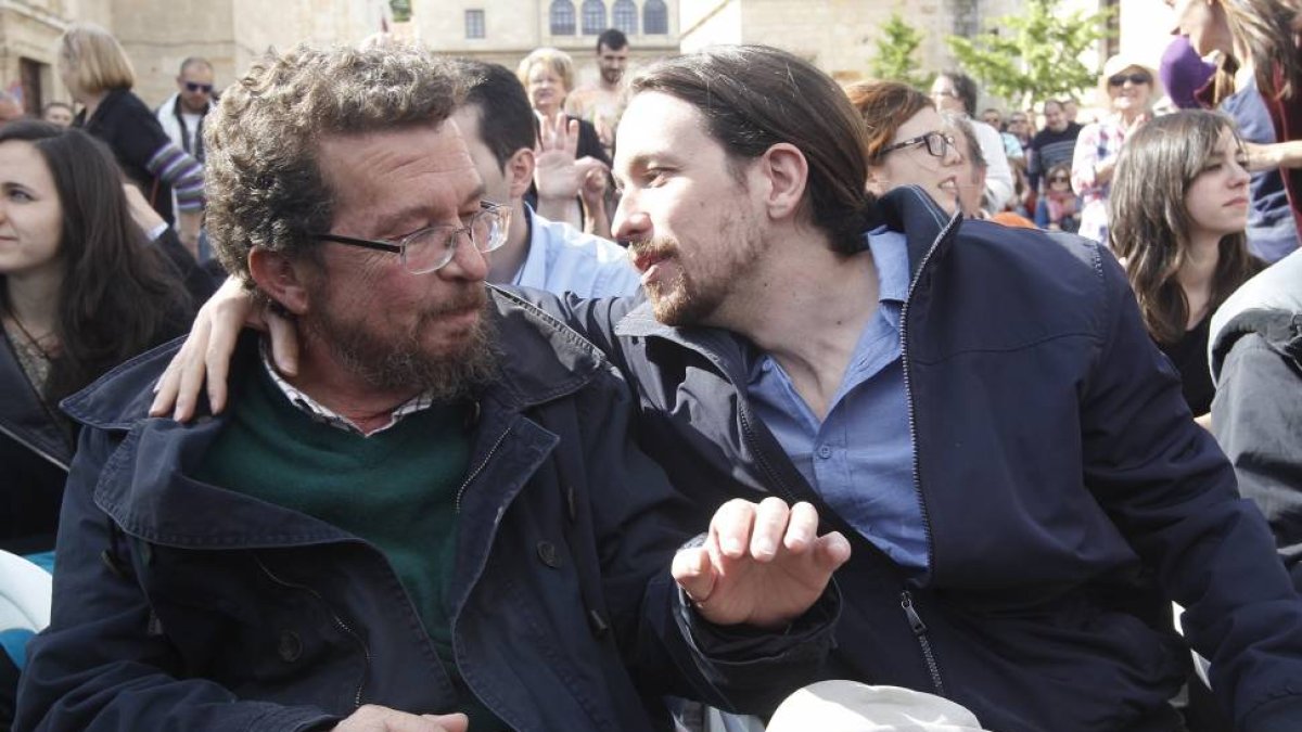 Pablo Iglesias en Zamora con su padre Javier Iglesias con quien mostró mucha complicidad.-Deneiva