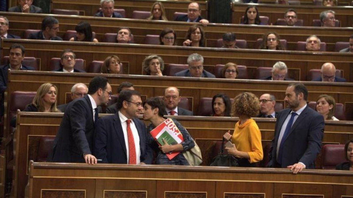 La bancada socialista se levanta tras el discurso de investidura de Mariano Rajoy.-DAVID CASTRO