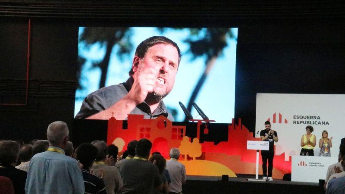 Imagen de Oriol Junqueras en una pantalla durante la conferencia nacional de ERC, este sábado.-ACN / BERNAT VILARÓ