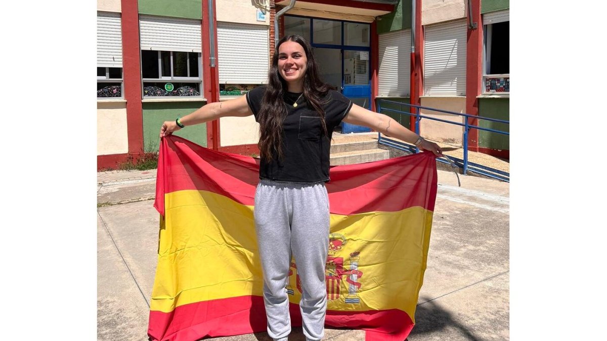 Laura Rodríguez con la bandera de España. / E. M.