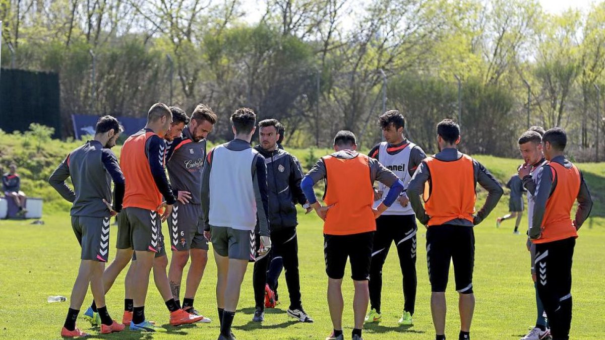 Albés habla con los jugadores antes de iniciar el entrenamiento.-BALCAZA