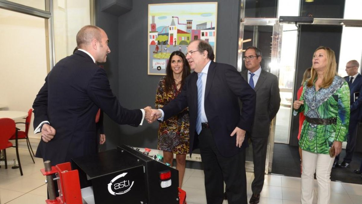 El presidente de la Junta de Castilla y León, Juan Vicente Herrera, acompañado por la consejera de Economía y Hacienda, Pilar del Olmo, visita las instalaciones de la empresa ASTI.-ICAL