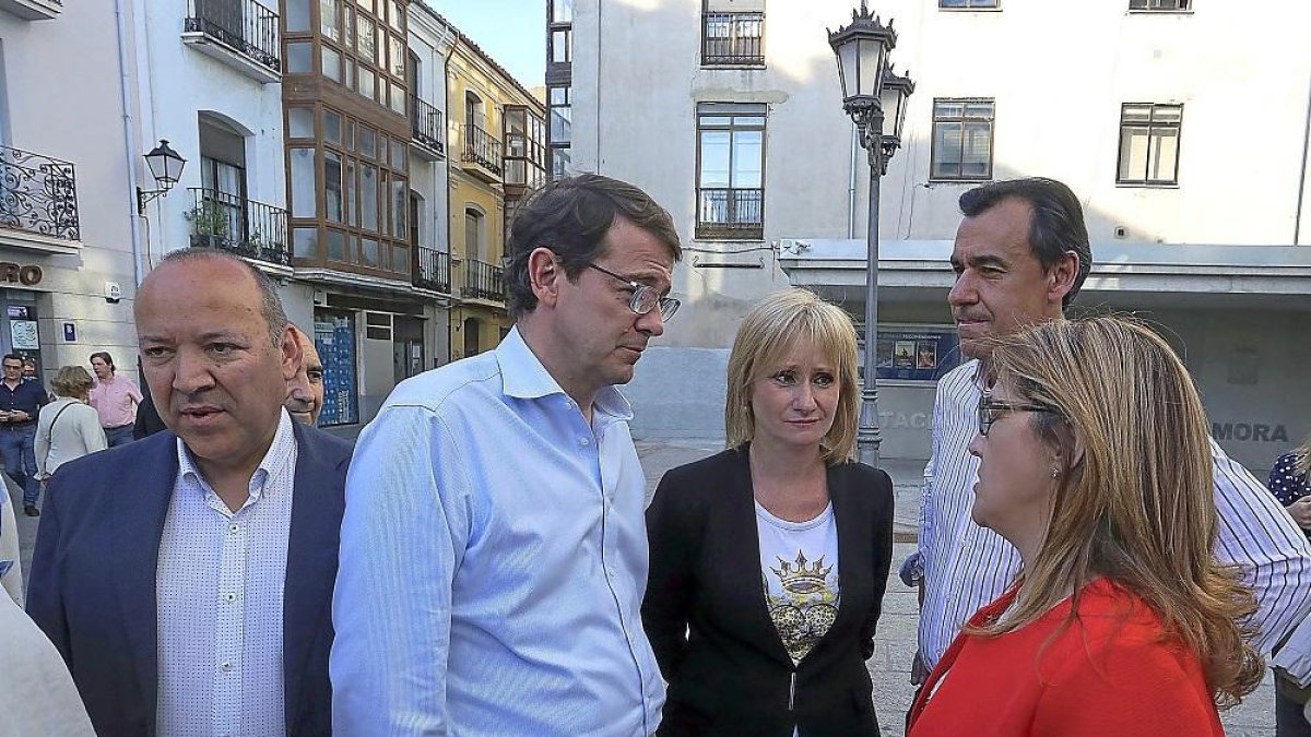 Fernández Mañueco conversa con García, Fernández Maíllo y Martín. A su izquierda, José María Barrios.-ICAL