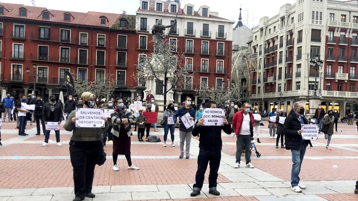 Más de un centenar de personas reivindicaron ayer en la Plaza Mayor de Valladolid el deporte y la salud en una concentración -en la imagen- organizada por los gimnasios, que tuvo eco también en otras capitales de Castilla y León y del resto de España.