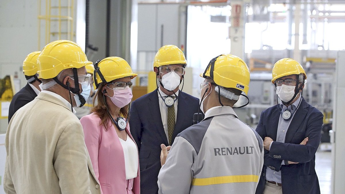 El vicepresidente de la Junta, Francisco Igea, y la consejera de Empleo, Carlota Amigo, visitan las instalaciones de Renault en Valladolid. ICAL