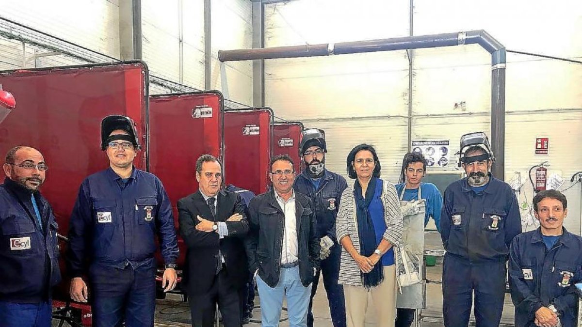 Trillo (3º izq.) durante su visita al taller de empleo de Pedrajas, ayer.-EL MUNDO