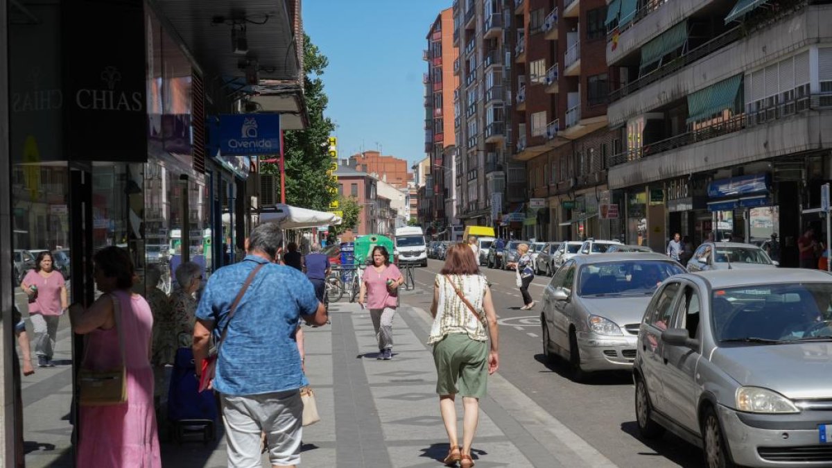Gente pasea por una calle de Valladolid. -J.M. LOSTAU