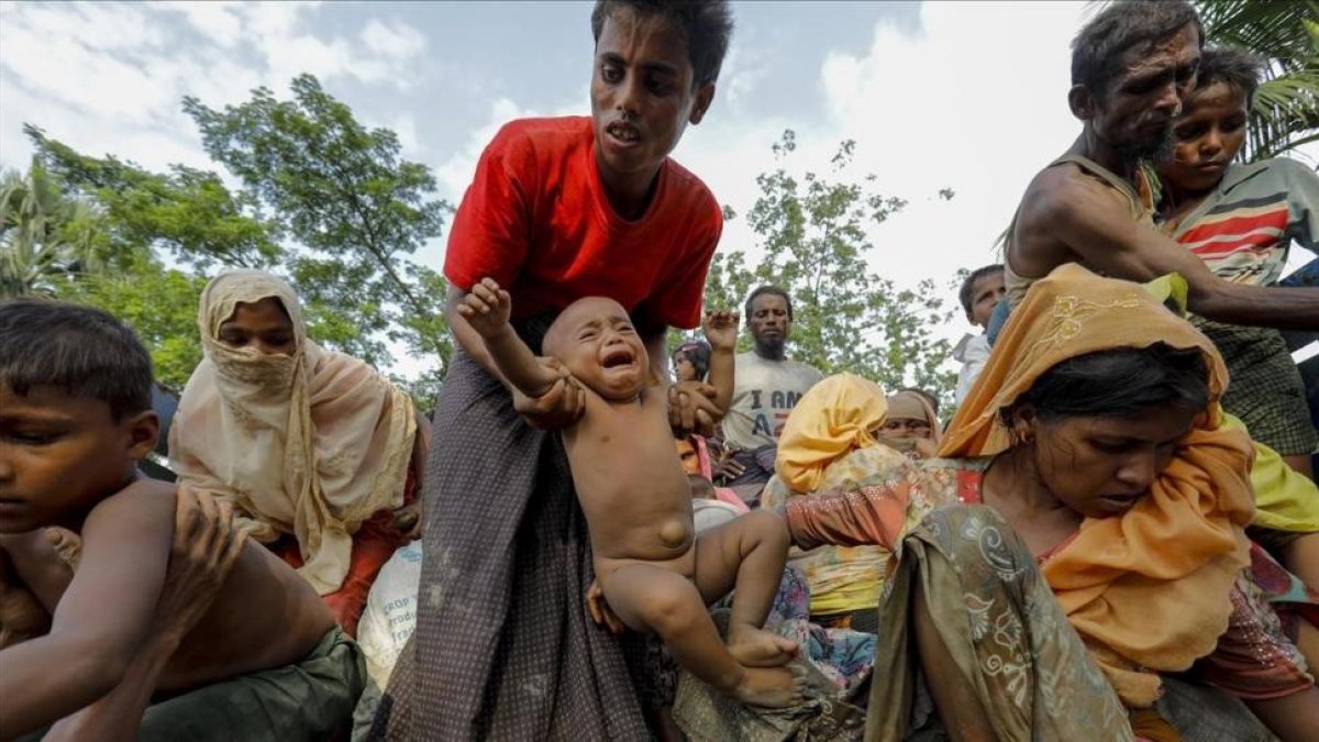 Refugiados roginyás llegan el pasado 5 de septiembre a un campo de refugiados cerca de la frontera con Bangladés.-AFP