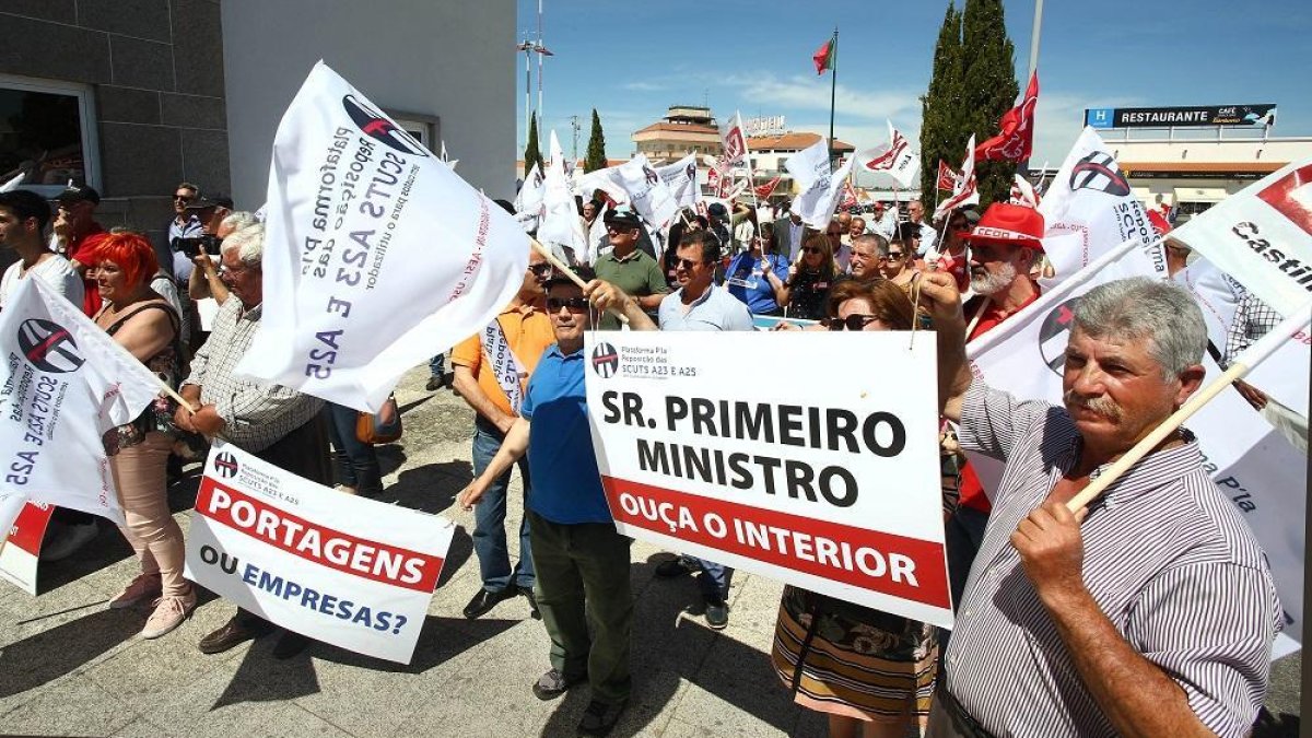 Representantes de UGT, CCOO y Confaes se movilizan junto a miembros de sindicatos portugueses para pedir la eliminación de los peajes en las autopistas lusas.-ICAL