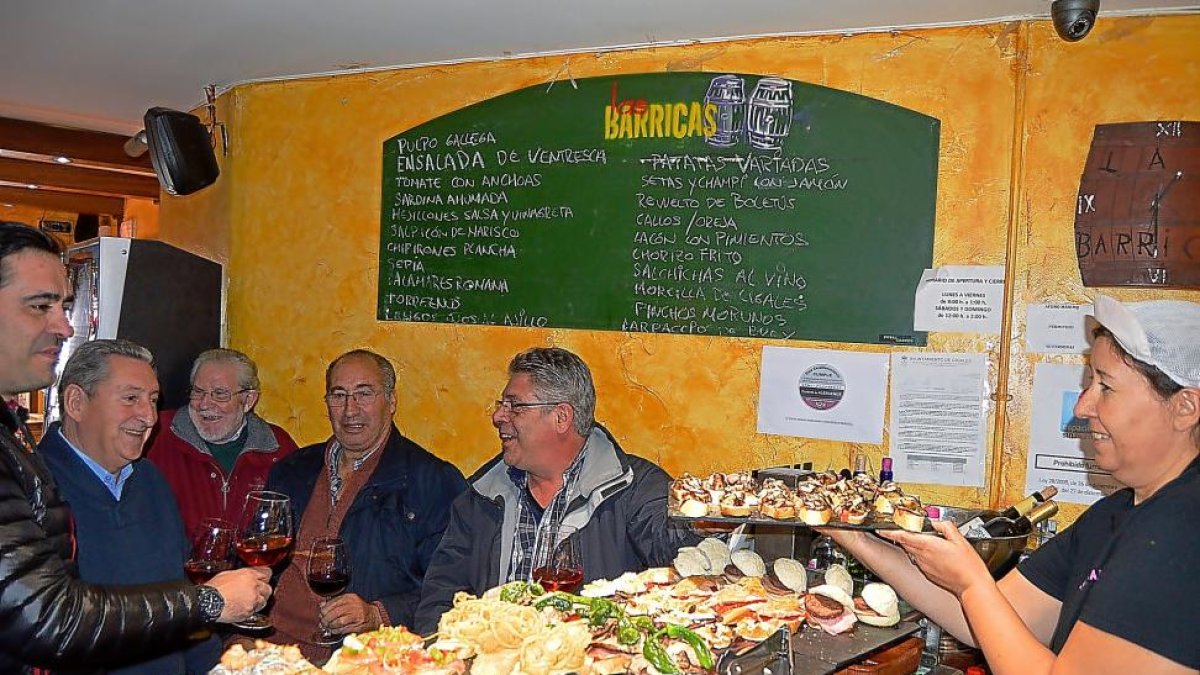 Un grupo de turistas prueba las tapas del establecimiento Las Barricas, que participa en la Ruta del Pincho Tierra del Cigales.-EL MUNDO