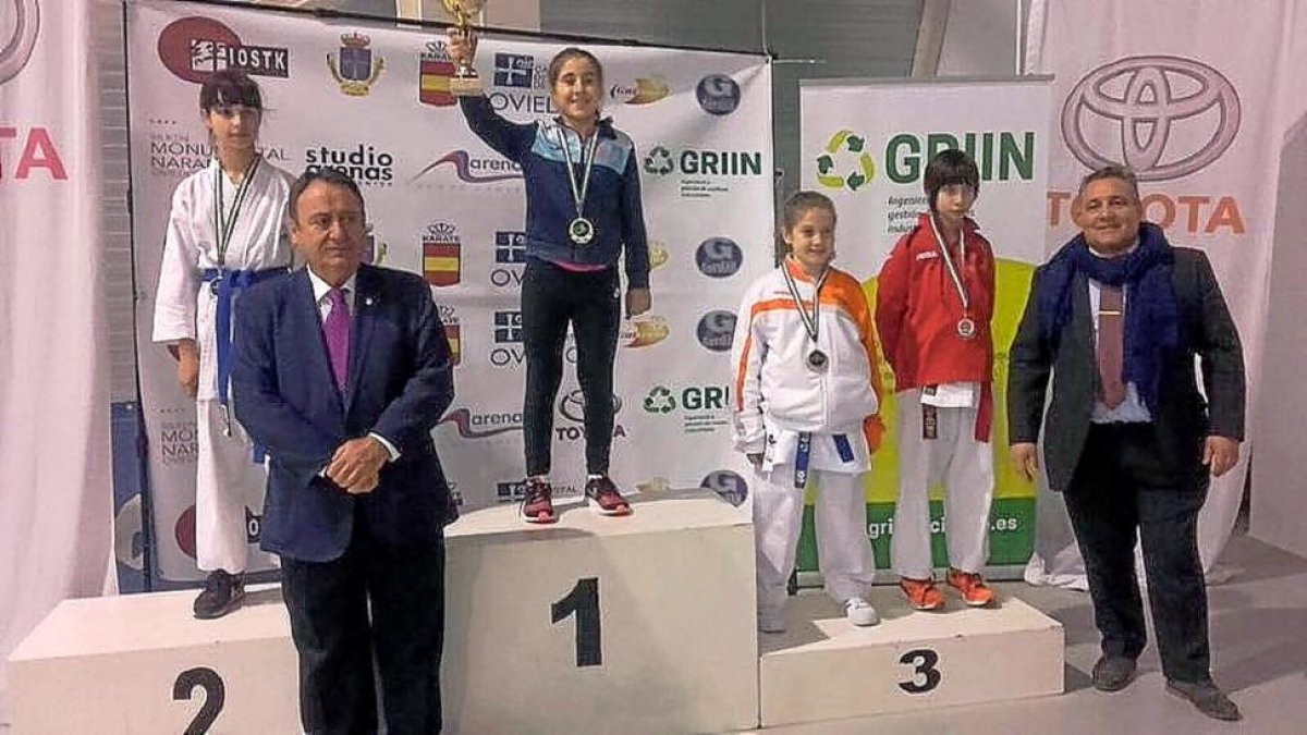 Claudia García, subcampeona en Kumite infantil.-EL MUNDO