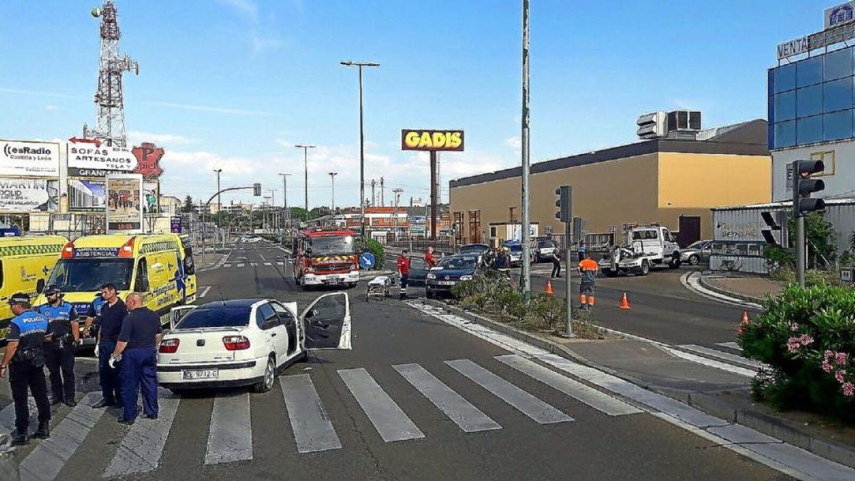 Colisión de los dos turismos en la avenida de Zamora.-EL MUNDO
