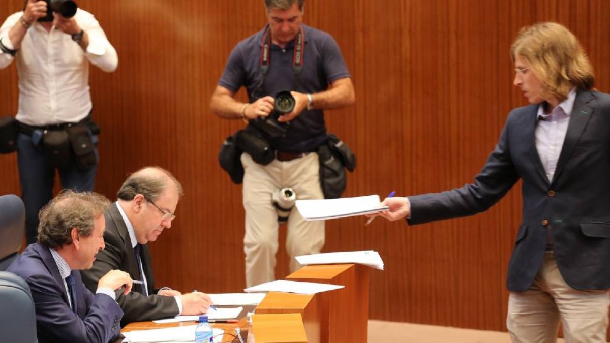 Debate de investidura del candidato a la Junta de Castilla y León. En la imagen el candidato de Podemos, Pablo Fernández, entrega su programa a Juan Vicente Herrera-Ical