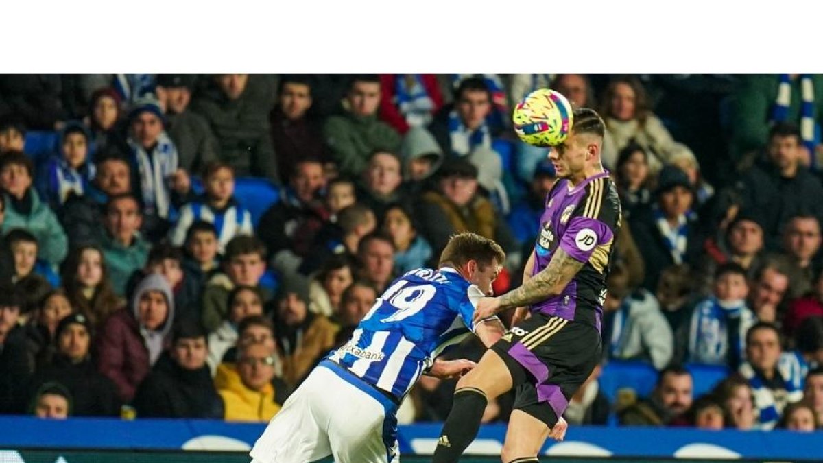 Javi Sánchez despeja ante Sorloth. IÑAKI SOLA / RVCF
