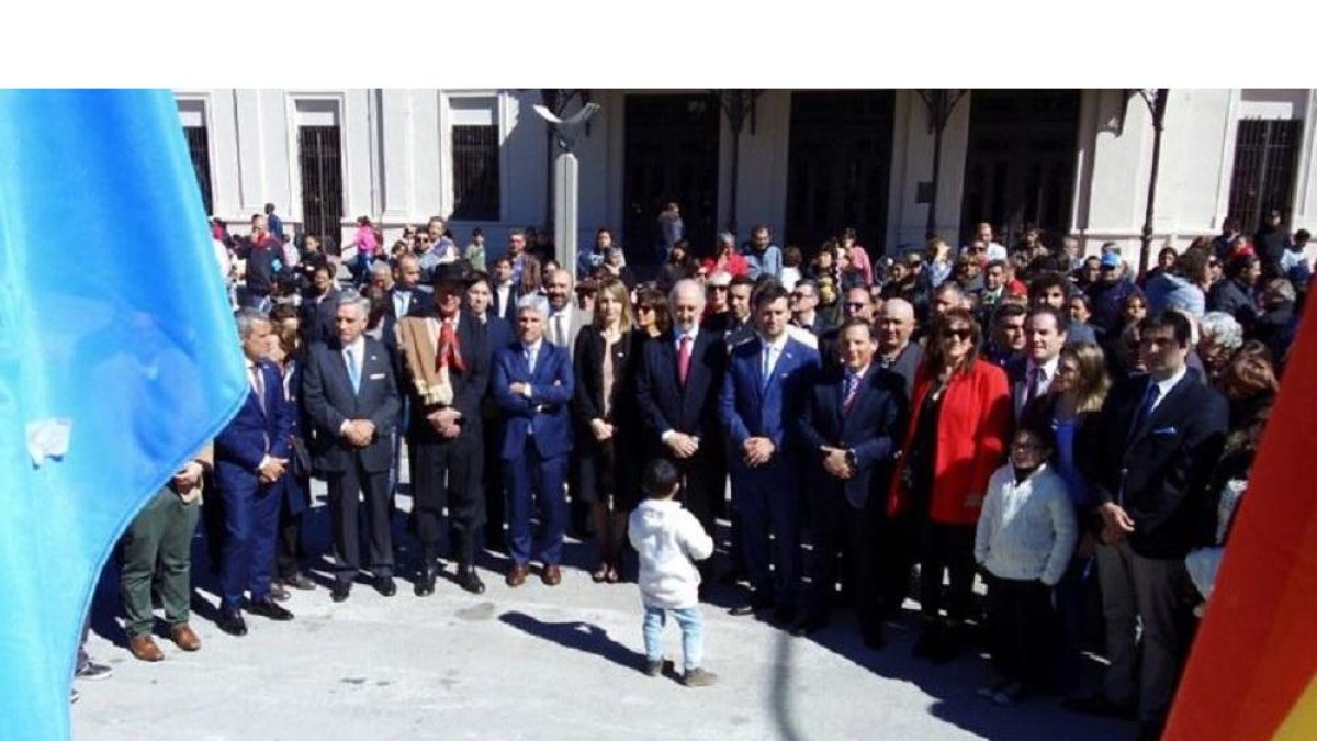 La bandera argentina y la española juntas en el acto de conmemoración del 424 aniversario.-E.M.