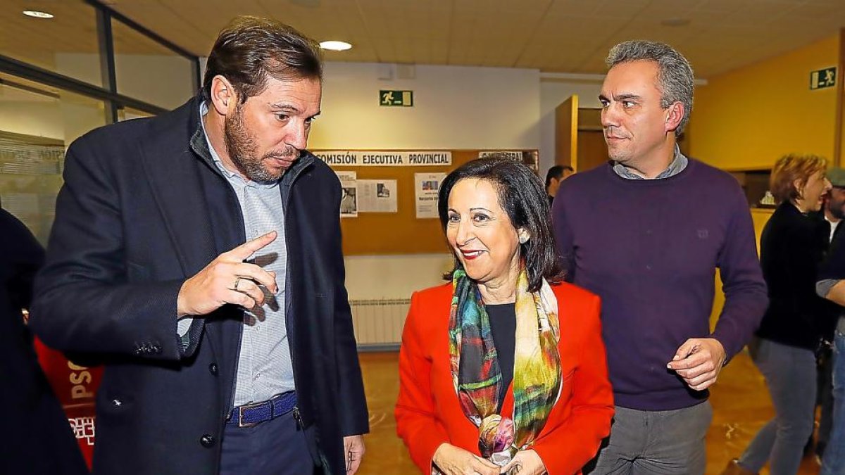La diputada Margarita Robles, flanqueada por el alcalde de Valladolid, Óscar Puente, y el secretario provincial del PSOE, Javier Izquierdo.-J. M. LOSTAU