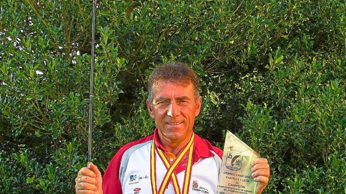 José Miguel Matilla posa con sus medallas de campeón de España.-L. FUENTE
