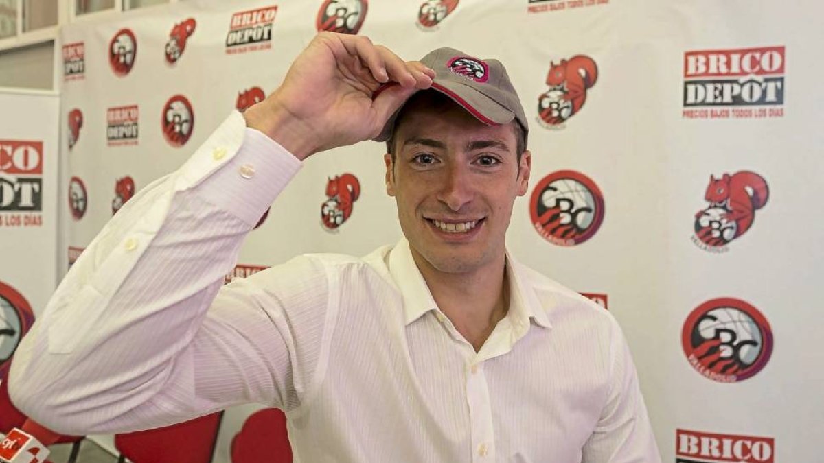 ‘Turi’ Fernández con la gorra del Ciudad de Valladolid durante su presentación.-Miguel Ángel Santos