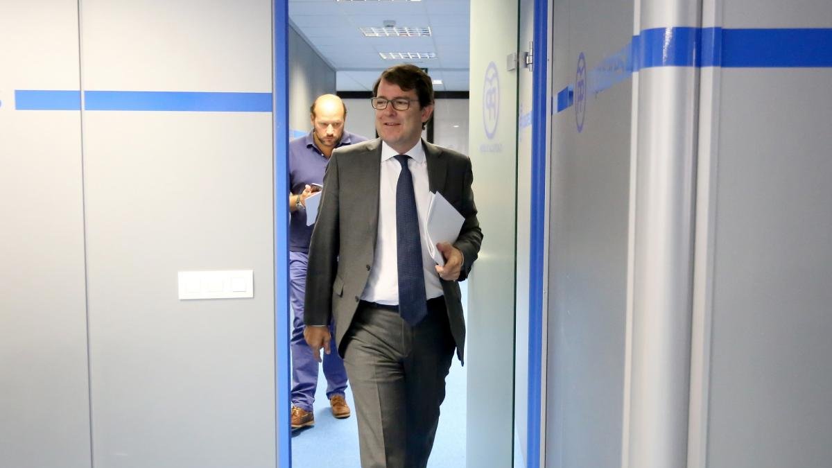 El presidente del PP de Castilla y León, Alfonso Fernández Mañueco, comparece para informar de los asuntos tratados en la reunión que mantiene con el presidente de la Junta, Juan Vicente Herrera.-LETICIA PÉREZ / ICAL