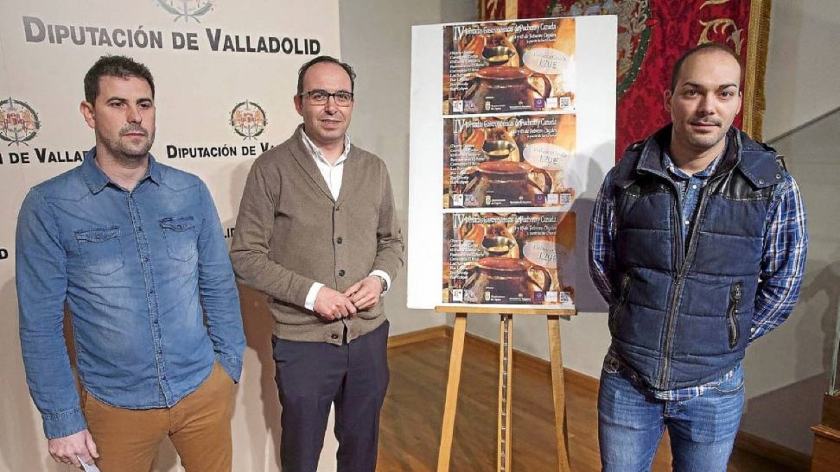 El presidente de los hosteleros de Cigales, Sergio García, el diputado Víctor Alonso, y el edil Alberto Maldonado-El Mundo