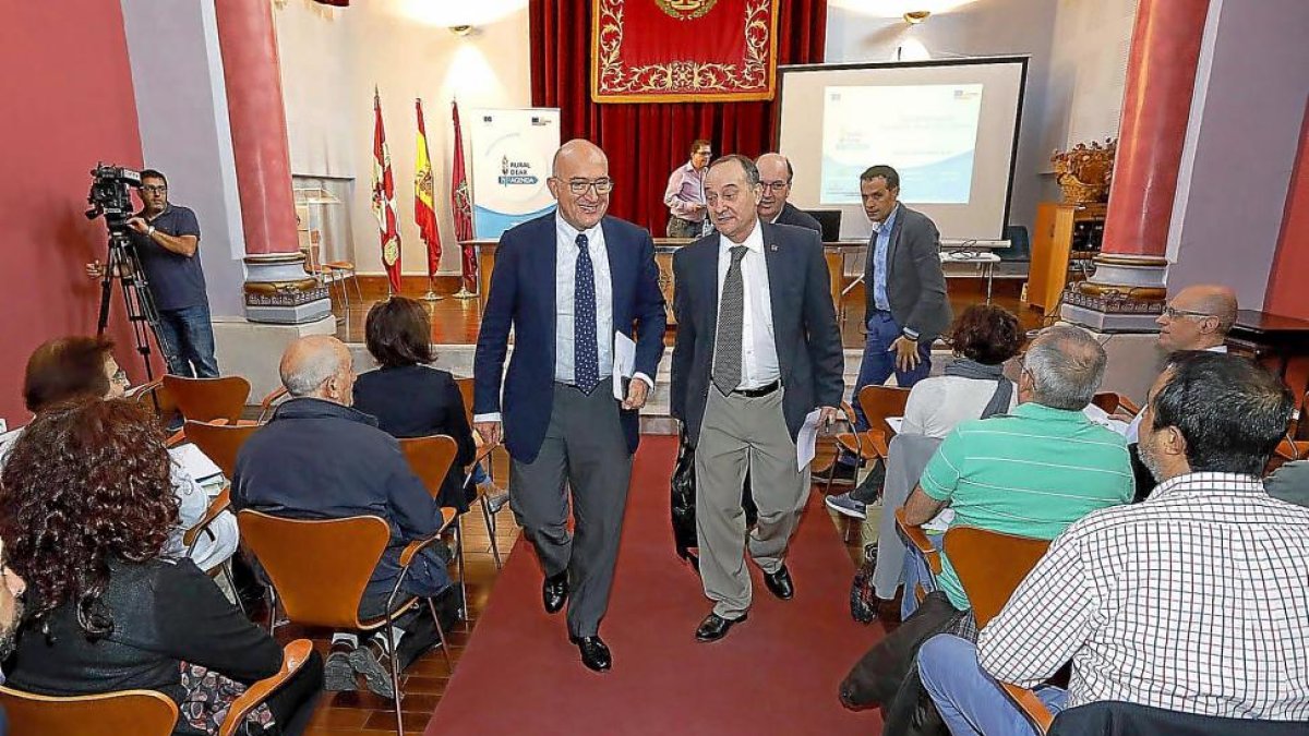 Jesús Julio Carnero y Daniel Miguel ayer, tras la presentación de la jornada de trabajo en el Hospital Viejo.-ICAL
