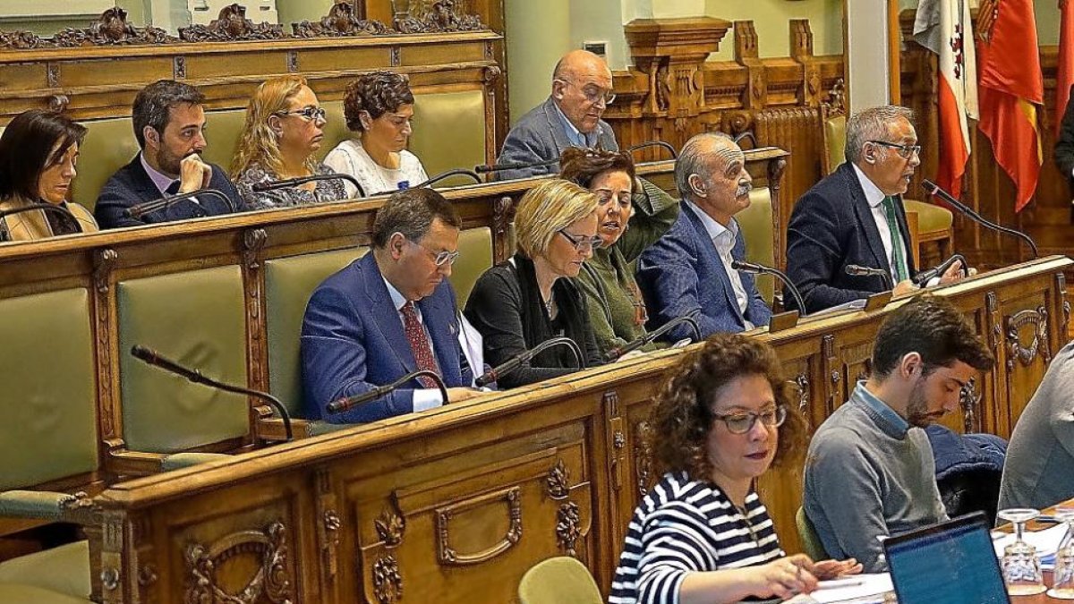 Bancada del PP, con Martínez Bermejo, primero por la derecha, y detrás Jesús Julio Carnero.-E. M.
