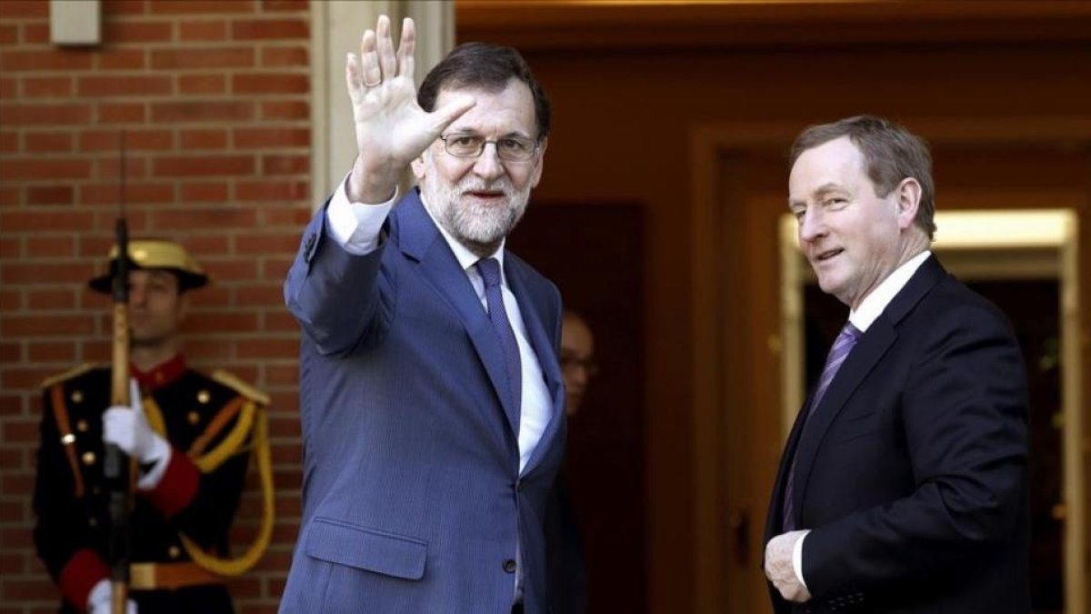 Mariano Rajoy junto al primer ministro irlandés, Enda Kenny, este jueves en la Moncloa.-EFE / SERGIO BARRENECHEA