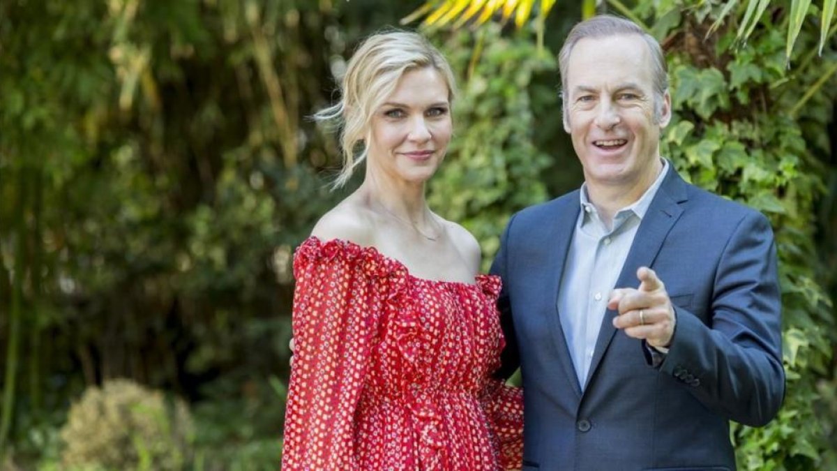 Bob Odenkirk y Rhea Seehorn, en la presentación, este lunes, en Madrid, de la tercera temporada de la serie 'Better call Saul'.-MOVISTAR+