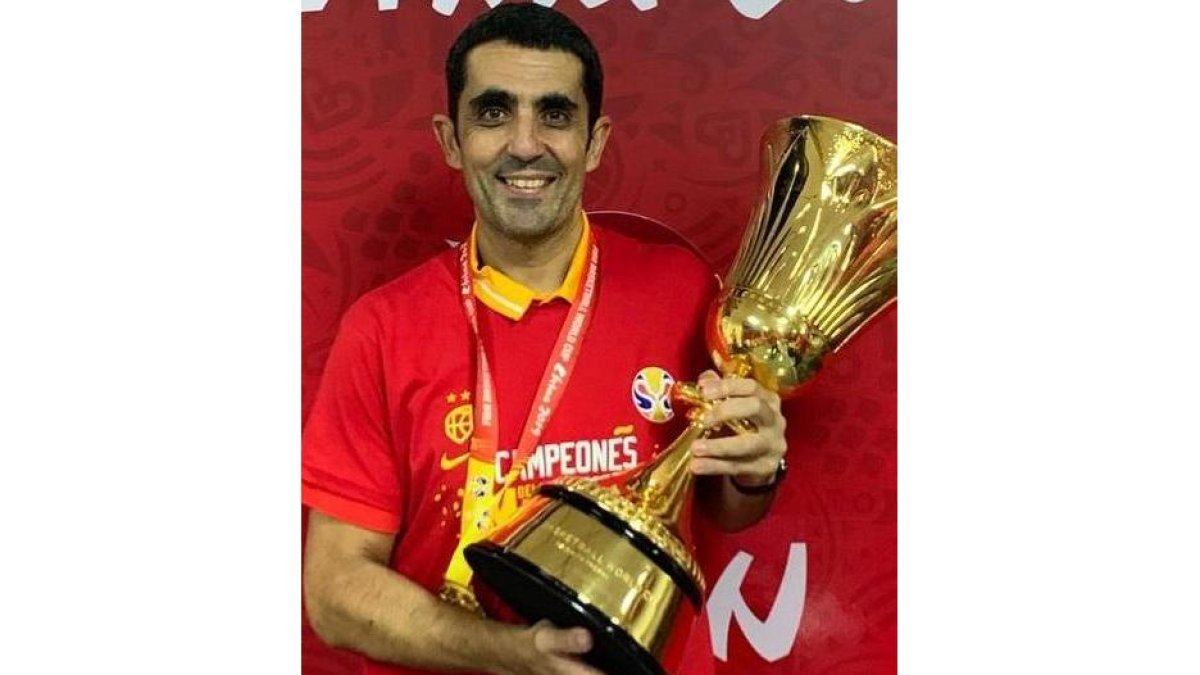 Bello, con la Copa de campeón del Mundo.-E. M.