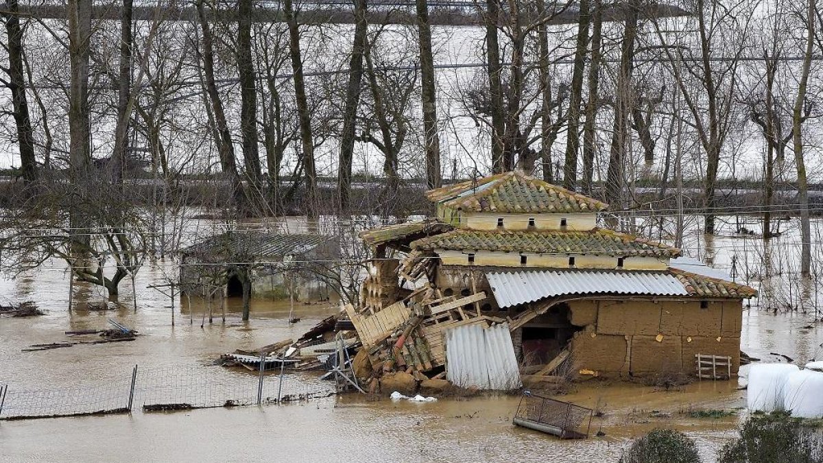 Edificio dañado por el río Cea deja a su paso por Saelices de Mayorga.-ICAL