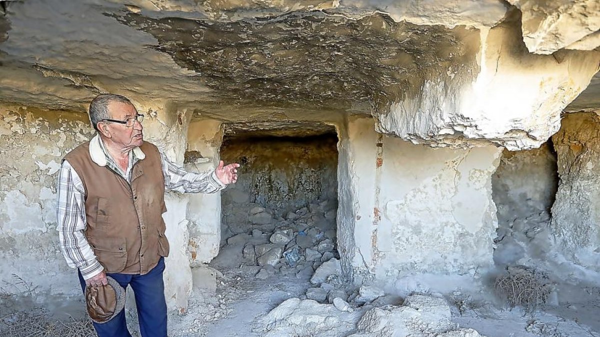 Victoriano Aguado explica cómo se distribuía una casa cueva, donde residió más de diez años.-J.M. LOSTAU