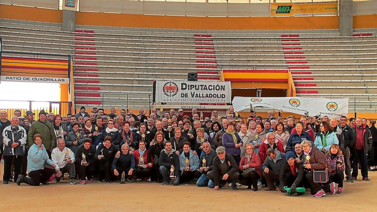 Foto de familia del Encuentro Interdiputaciones de Juegos Tradicionales celebrado en la plaza de toros cubierta de Íscar.-EL MUNDO