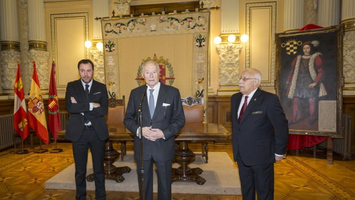 Vicente Garrido Capa, pregonero Semana Santa de Valladolid, junto a Oscar Puente, alcalde de Valladolid(I), en presencia del presidente de la Junta de Cofradías de Valladolid, Felipe Esteban Alonso-ICAL