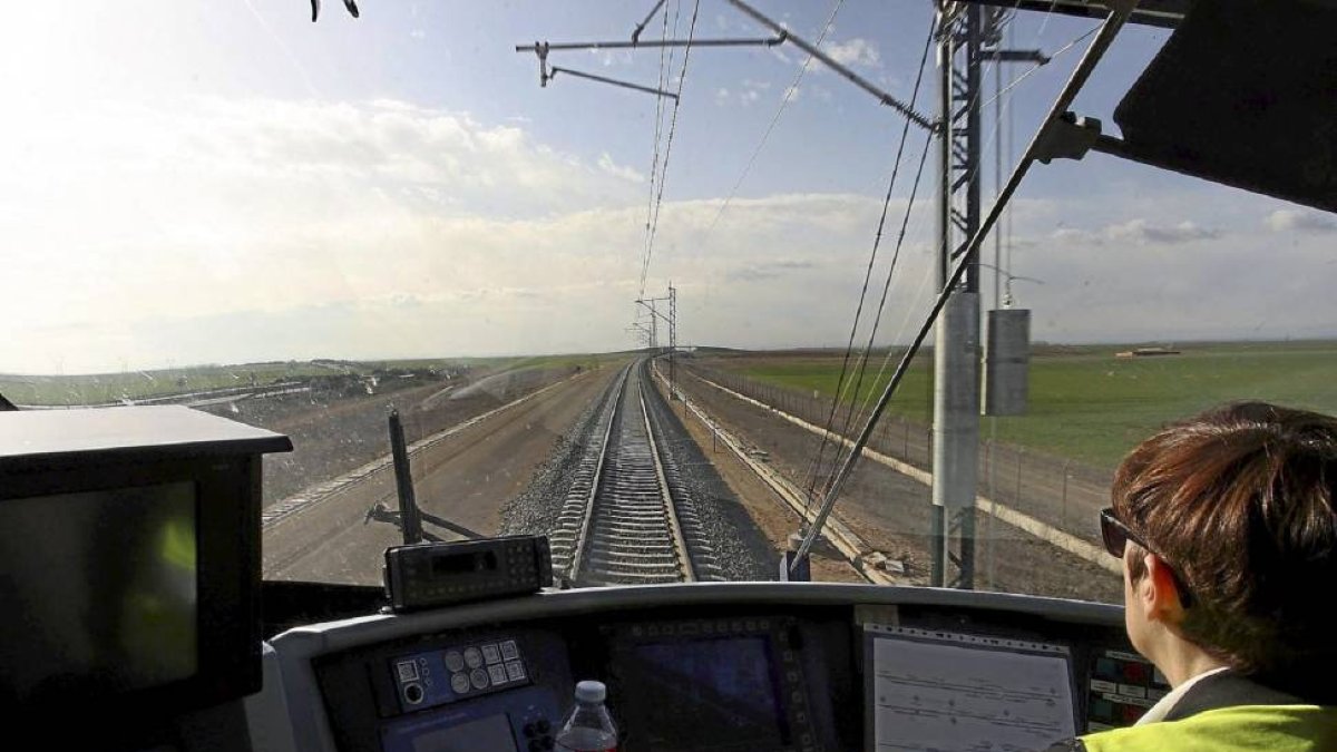 Tren laboratorio que Adif utiliza como pruebas en la línea Palencia-León que está en obras.-ICAL