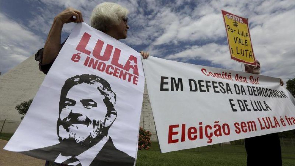 Manifestantes en apoyo a Lula en Brasilia.-AP / ERALDO PERES