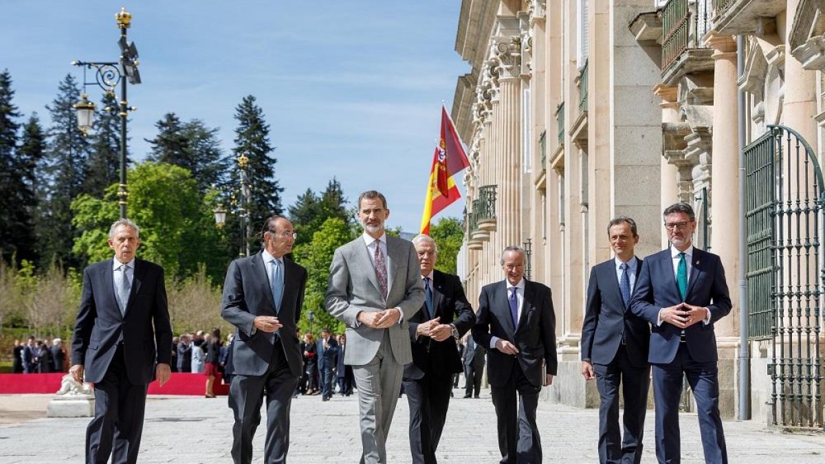 En el centro, Felipe VI, flanqueado por Emiliano Espinosa y Josep Borrell, ayer en Segovia.-ICAL