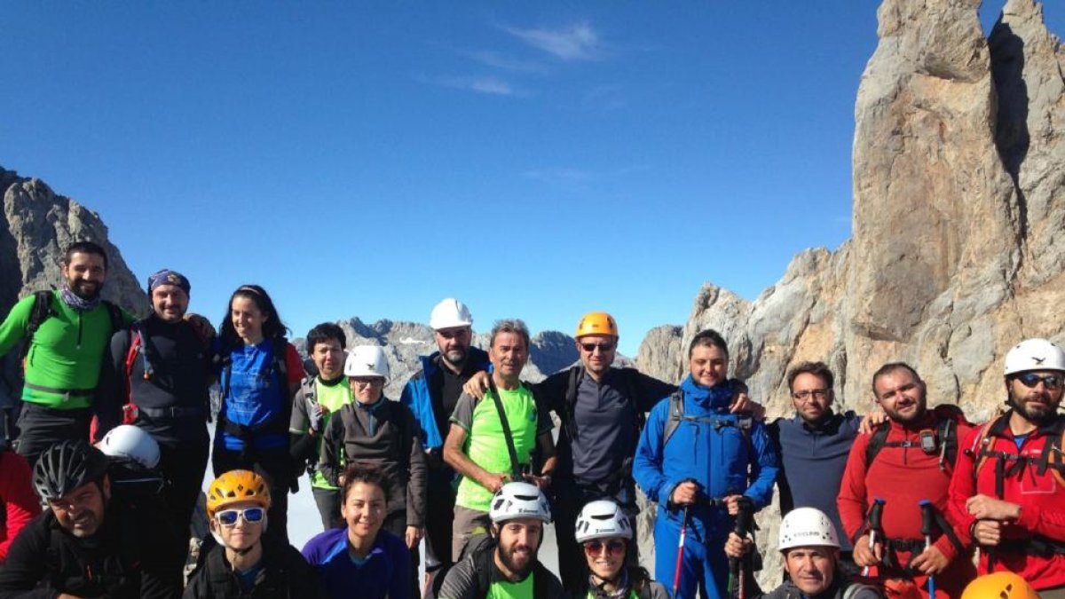 Grupo de montañeros que viajó a Peña Vieja, en los Picos de Europa, el pasado año.-EL MUNDO